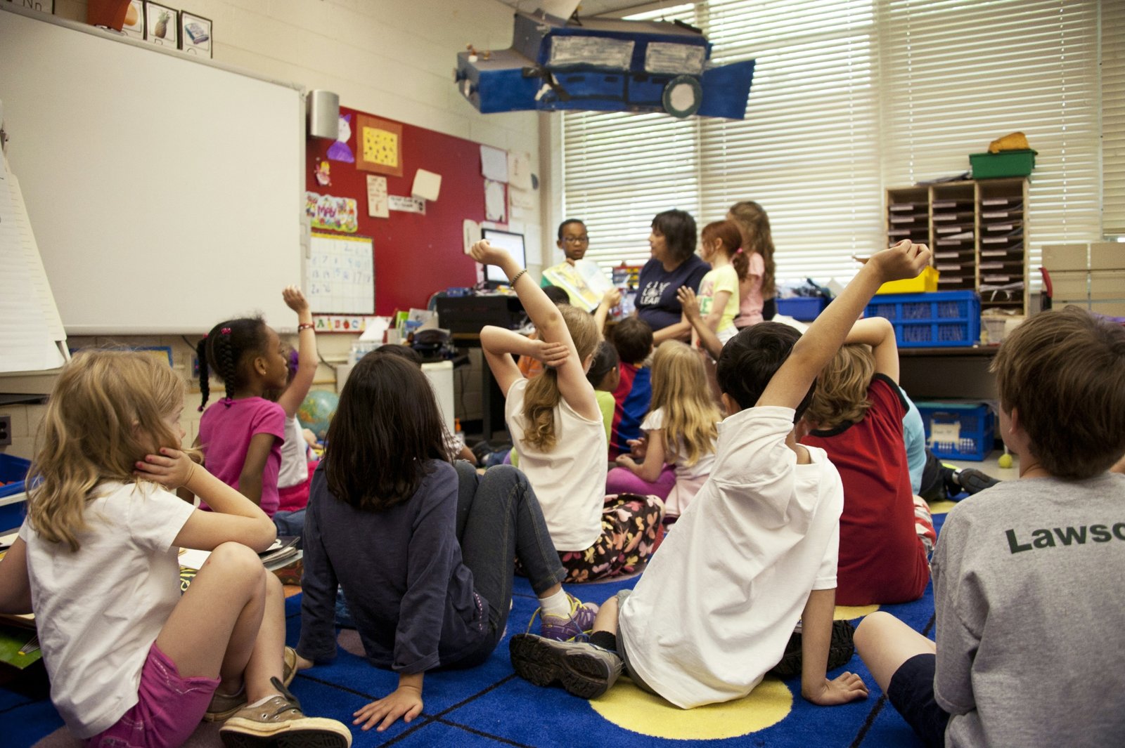 Anak-anak aktif belajar bersama di kelas Fun English