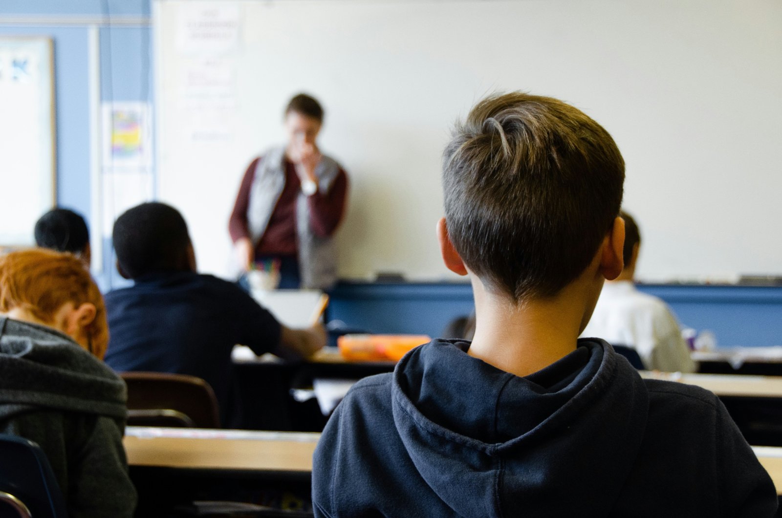 Siswa remaja belajar bersama di kelas Fun English