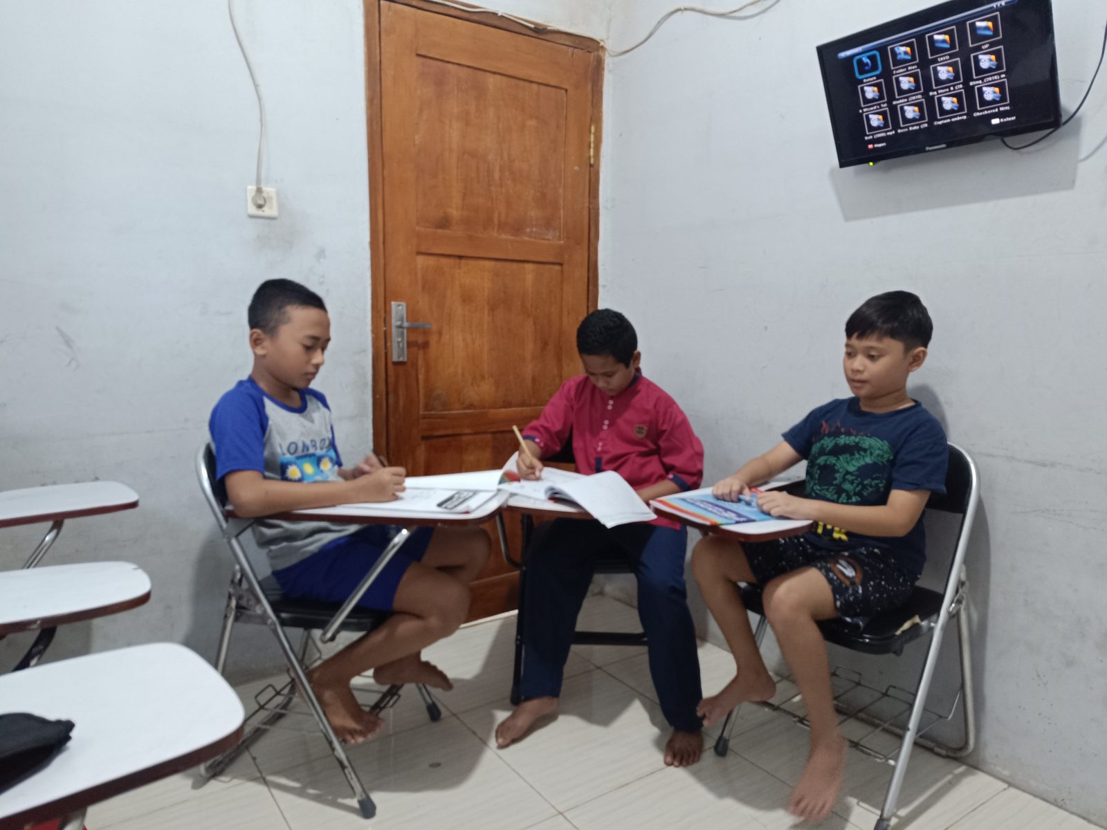 Anak-anak belajar bahasa Inggris di kelas Fun English