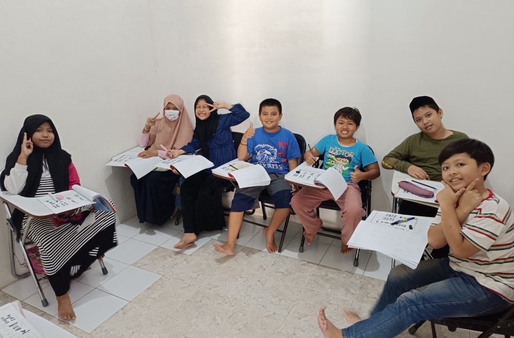 Siswa anak-anak belajar bersama di kelas Fun English